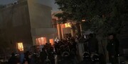 خشم عراقی‌ها از توهین به ساحت مراجع؛ معترضان مقر حزب دموکرات کردستان در بغداد را آتش زدند