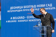 ببینید | دست تکان دادن عجیب رئیس جمهور صربستان برای مردمی که وجود ندارند!