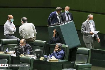 سال خبرساز مجلس پرحاشیه / از سیلی جنجالی و مخالفت با موسیقی و عینک آفتابی تا ریاکاری آقای نماینده
