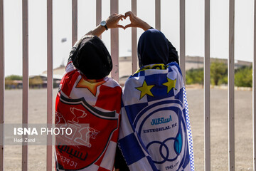 زنان پشت در بسته ورزشگاه مشهد | عباس عبدی : شهامت ندارید، دودوزه بازی می کنید