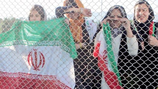 زنان پشت در بسته ورزشگاه مشهد | تست «آستانه تحمل فیفا» در ثامن