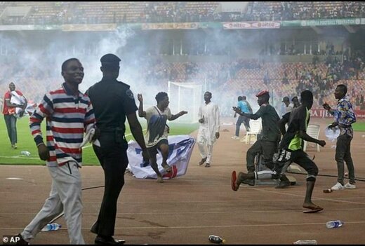 ببینید | هجوم هوادارای نیجریه به زمین بعد از حذف شدن از جام جهانی