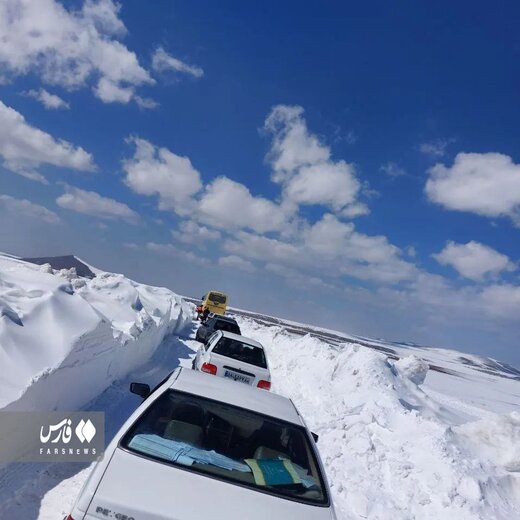 گیرافتادن خودروها در برف‌ سنگین بهاری