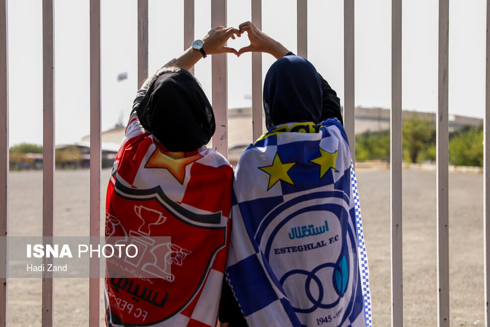 زنان پشت در ورزشگاه مشهد | عباس عبدی : شهامت ندارید، دودوزه بازی می کنید
