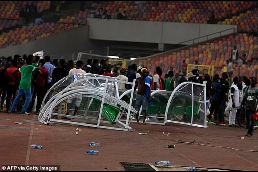 هجوم هواداران نیجریه به زمین؛ پلیس فرار کرد/عکس