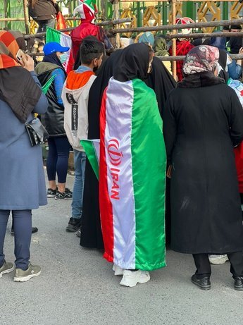 زنان پشت در بسته ورزشگاه مشهد | رئیس فراکسیون ورزش مجلس : بهانه به دشمنان داد / عذرخواهی فایده ای ندارد / حتی زائران آززرده خاطر شدند 
