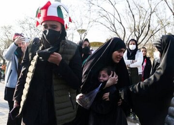 زنان پشت در بسته ورزشگاه مشهد | چه کسی به زنان پشت در استادیوم گاز فلفل پاشید؟ | وزیر کشور پاسخ داد