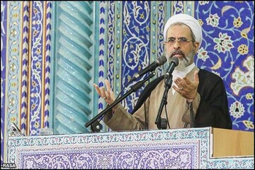 خطیب نماز جمعه قم: همه باید بدانیم، میان یک کارزار حساس و پیچیده قرار گرفتیم / اگر درست عمل نکنیم خسارات عظیم به بار می‌آید