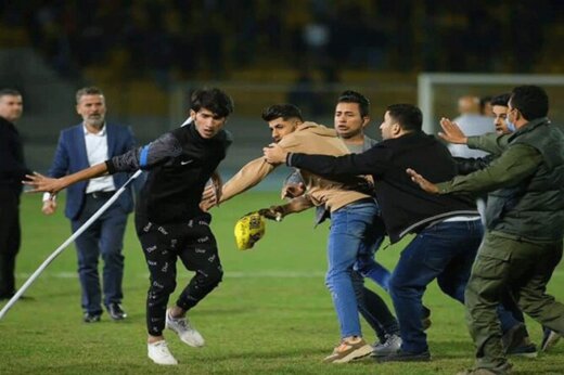 ببینید | درگیری شدید در لیگ عراق؛ زمین فوتبال به رینگ بوکس تبدیل شد
