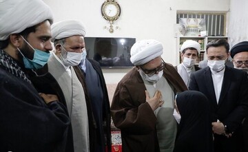 حضور تولیت آستان قدس در منزل خانواده شهید حجت‌الاسلام حاج محمد اصلانی/ عکس