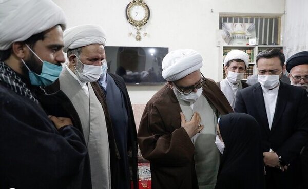 حضور تولییت آستان قدس در منزل خانواده شهید حجت‌الاسلام حاج محمد اصلانی/ عکس