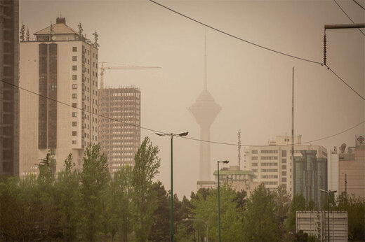 ببینید | آسمان قهوه‌ای تهران از نمای داخل هواپیما هنگام فرود