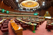 ببینید | کتک‌کاری در پارلمان پاکستان بعد از عزل عمران خان