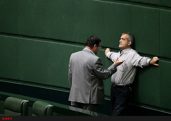 پزشکیان : اکر فحش به امریکا مسائل را حل می کند ، اجرا کنند ما هم ببینیم