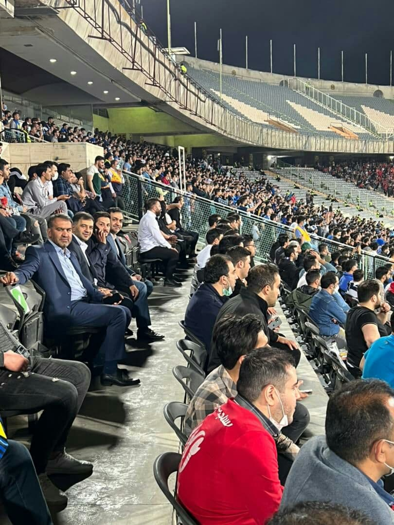 قهرمان کشتی فرنگی جهان تماشاگر ویژه بازی استقلال - نساجی/عکس