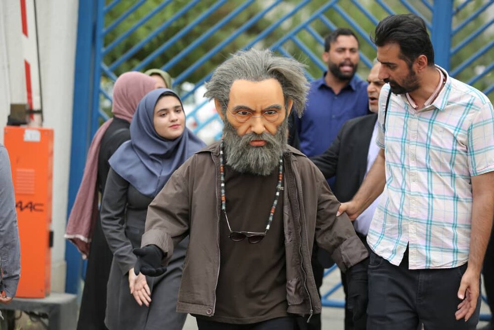 عروسک مسعود فراستی در فیلم سینمایی «گل به خودی»/ عکس