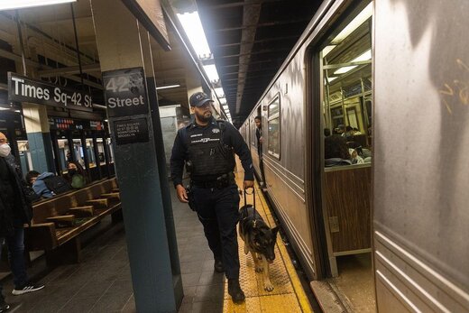 ماموران پلیس مترو نیویورک همچنان در پی دستگیری مرد سیاهپوش