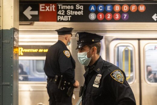 ماموران پلیس مترو نیویورک همچنان در پی دستگیری مرد سیاهپوش