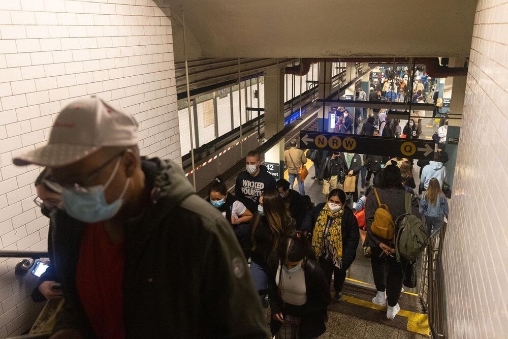 ماموران پلیس مترو نیویورک همچنان در پی دستگیری مرد سیاهپوش