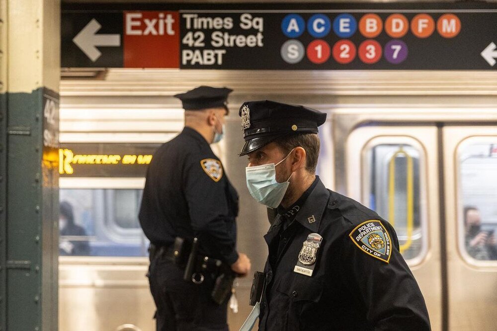 ماموران پلیس مترو نیویورک همچنان در پی دستگیری مرد سیاهپوش