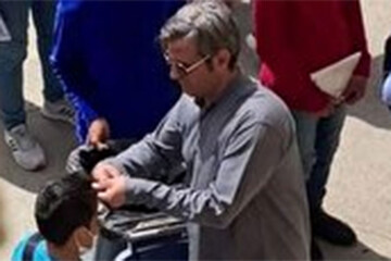 چرا هیچکدام از دانش آموزان مدرسه به قیچی کردن موی سر خود اعتراض نکردند؟