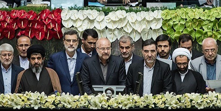 نماینده مجلس : اعضای هیات رییسه مجلس با تحمیل برخی وزرای ناکارامد ، هم به رئیسی و هم به مردم خیانت کردند / اکنون، جلوی همه استیضاحها را گرفته اند