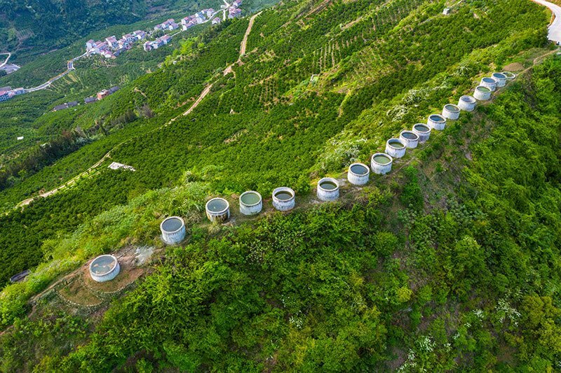 منابع ذخیره‌ی آب باران بر بالای کوه ساخته‌اند