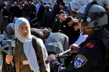 ممانعت نیروهای اسراییلی از ورود جوانان فلسطینی به صحن مسجد الاقصی برای اقامه دومین نماز جمعه ماه رمضان. در درگیری های روز جمعه (دیروز) بین نیروهای اسراییل و فلسطینی ها دهها فلسطینی مجروح شدند.