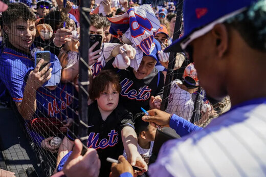  امضا گرفتن طرفداران از یک بازیکن بیسبال معروف آمریکا در استادیومی در شهر نیویورک
