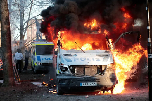 به آتش کشیدن ون های پلیس سوئد در جریان تظاهرات گروه های افراطی ضد اسلام