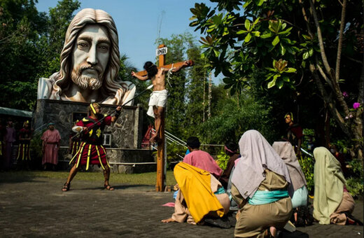 بازسازی صحنه به صلیب کشیده شدن حجضرت مسیح (ع) برای مسیحیان کاتولیک اندونزی