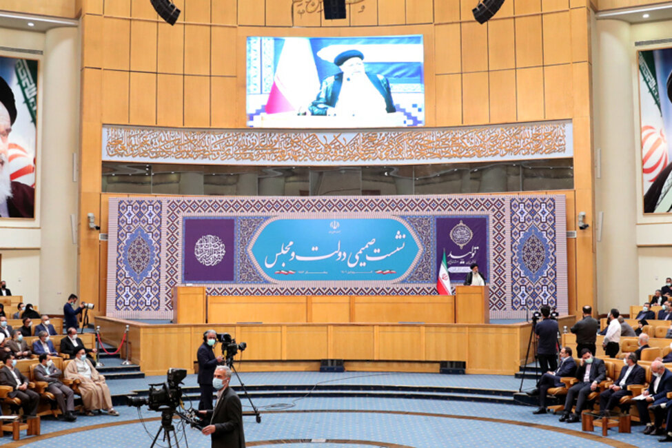 رئیسی : آماده ایم از آبروی خود هزینه کنیم