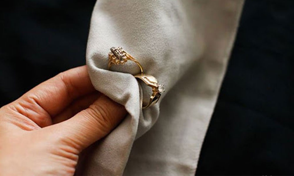 چگونه گوشواره نقره را سفید کنیم؟