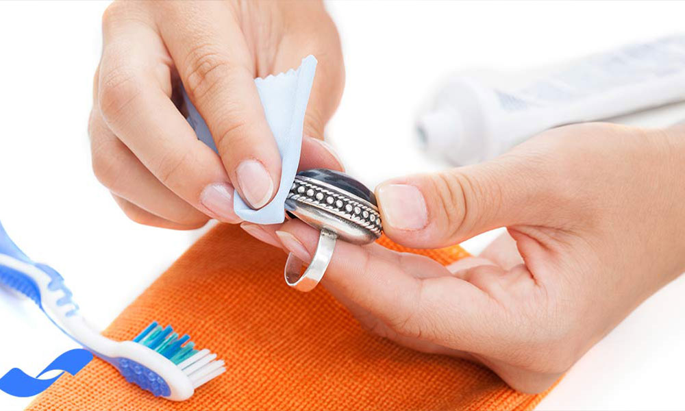 چگونه گوشواره نقره را سفید کنیم؟