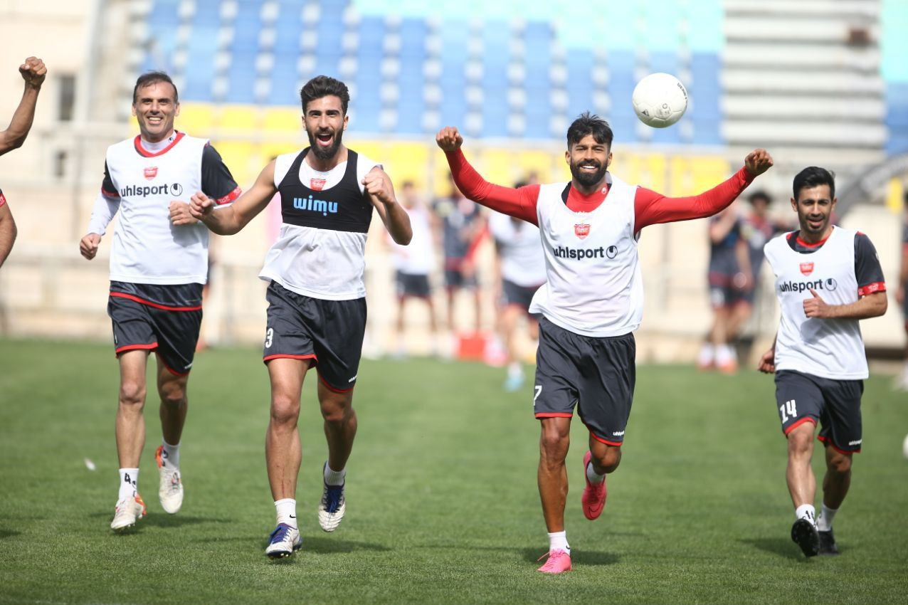 کری خوانی و چهره متفاوت رضاییان در جمع پرسپولیسیها/عکس