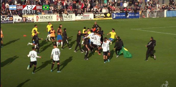 درگیری شدید و باورنکردنی در فوتبال پایه/عکس