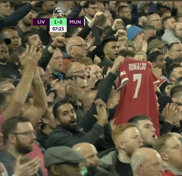 همدردی لیورپولیها با رونالدو/عکس