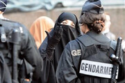 ببینید | ضرب و شتم وحشیانه دو زن محجبه توسط پلیس فرانسه