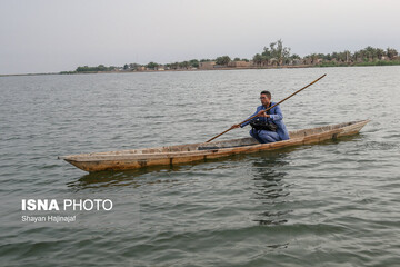 تصاویر | تلاش جالب و تحسین‌برانگیز یک معلم برای حضور در مدرسه