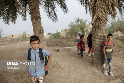 قایقی به سوی مدرسه