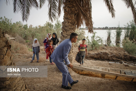 قایقی به سوی مدرسه