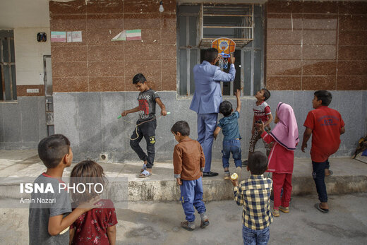 قایقی به سوی مدرسه