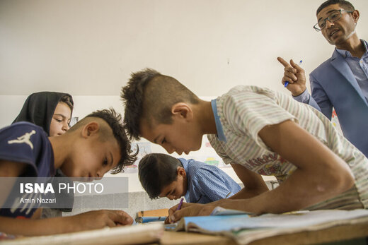 قایقی به سوی مدرسه