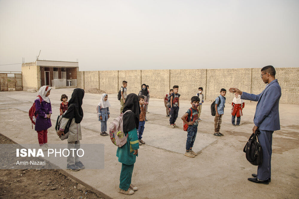 قایقی به سوی مدرسه