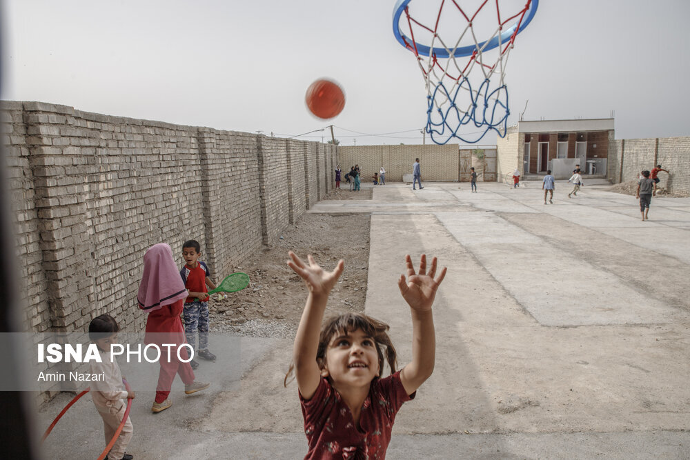 قایقی به سوی مدرسه