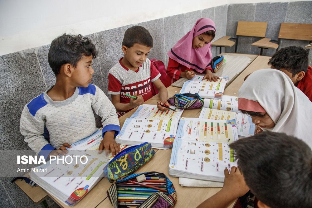 قایقی به سوی مدرسه