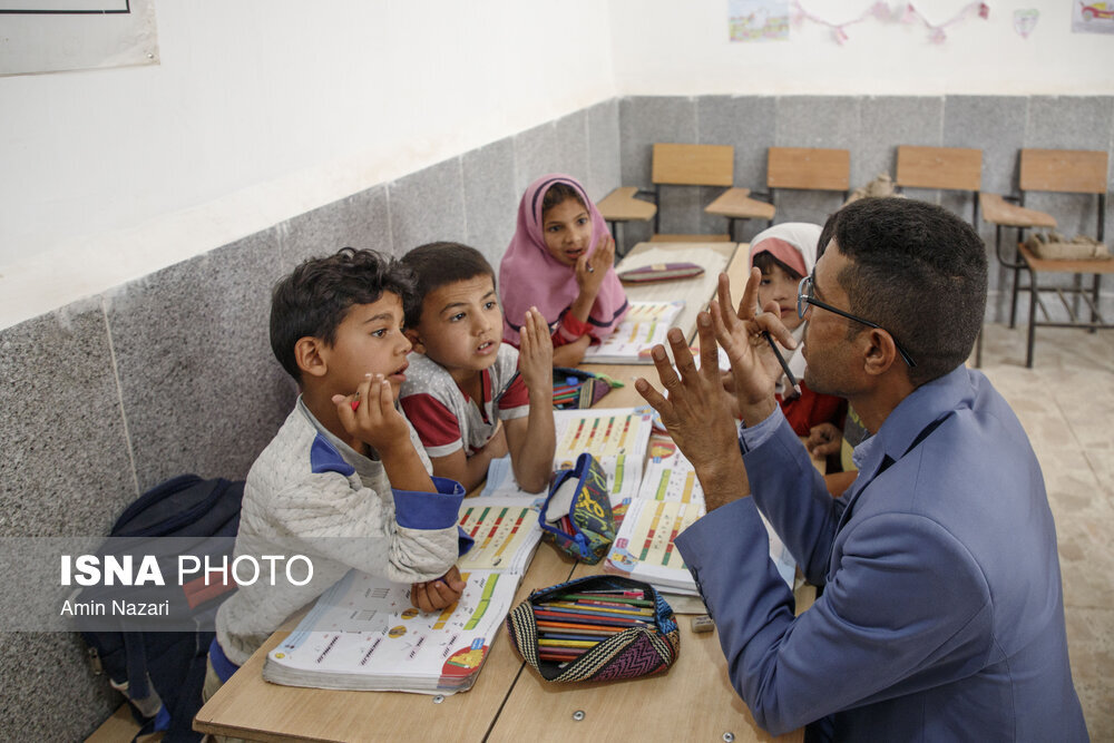 قایقی به سوی مدرسه