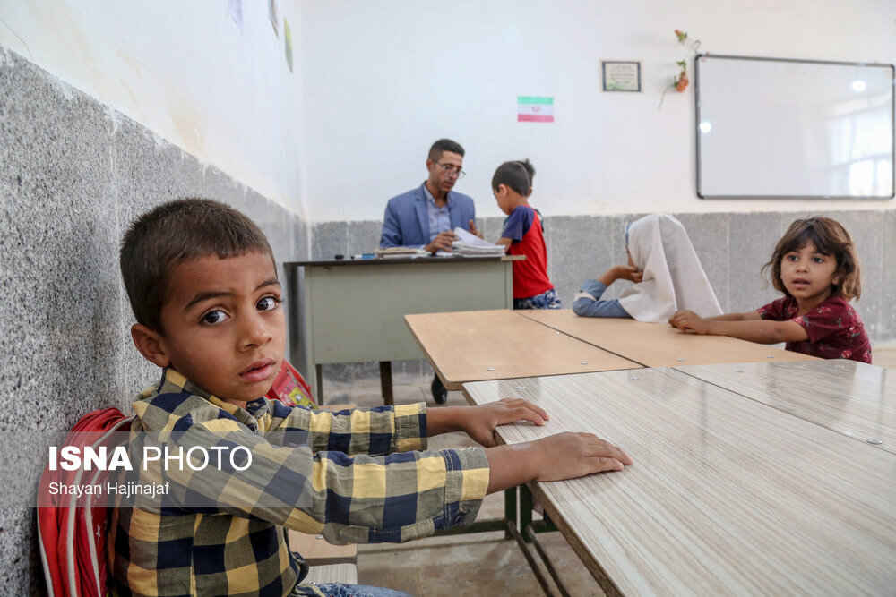 قایقی به سوی مدرسه