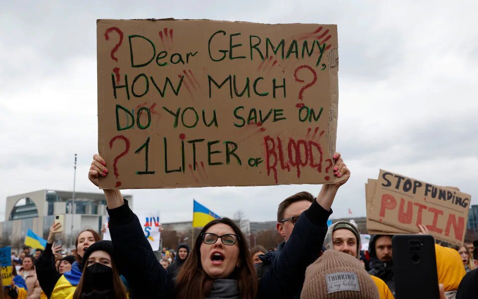 ببینید | برخورد عجیب پلیس آلمان با معترضان به بد اقتصادی در این کشور