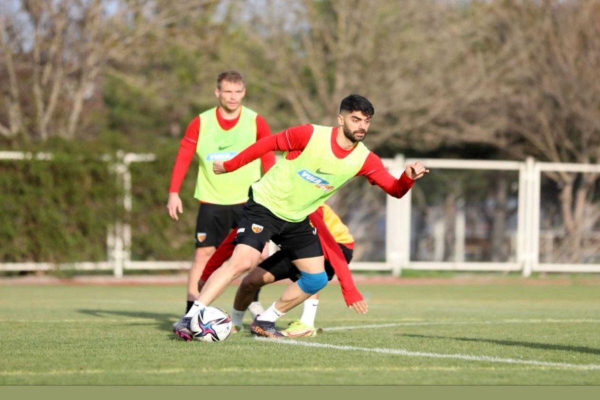 بازگشت علی کریمی به تمرینات گروهی/عکس